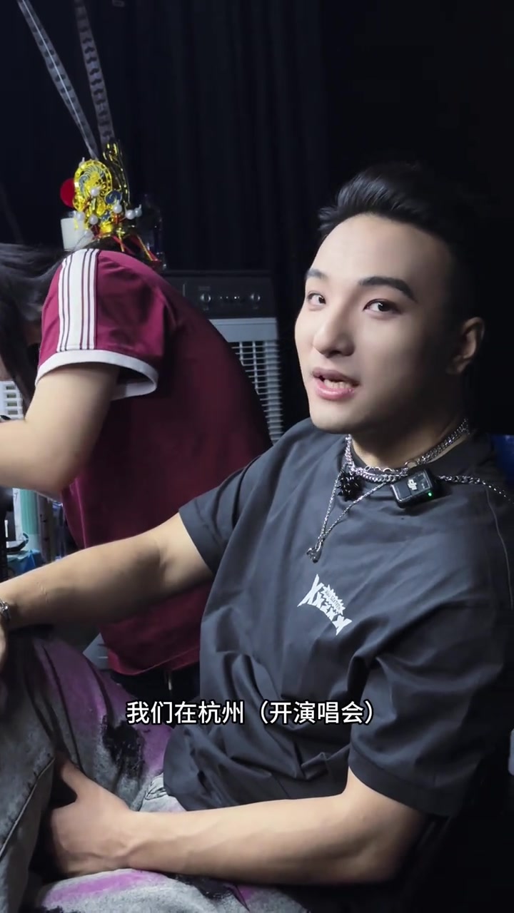 和偶像同一天开演唱会 田一名 谢霆锋