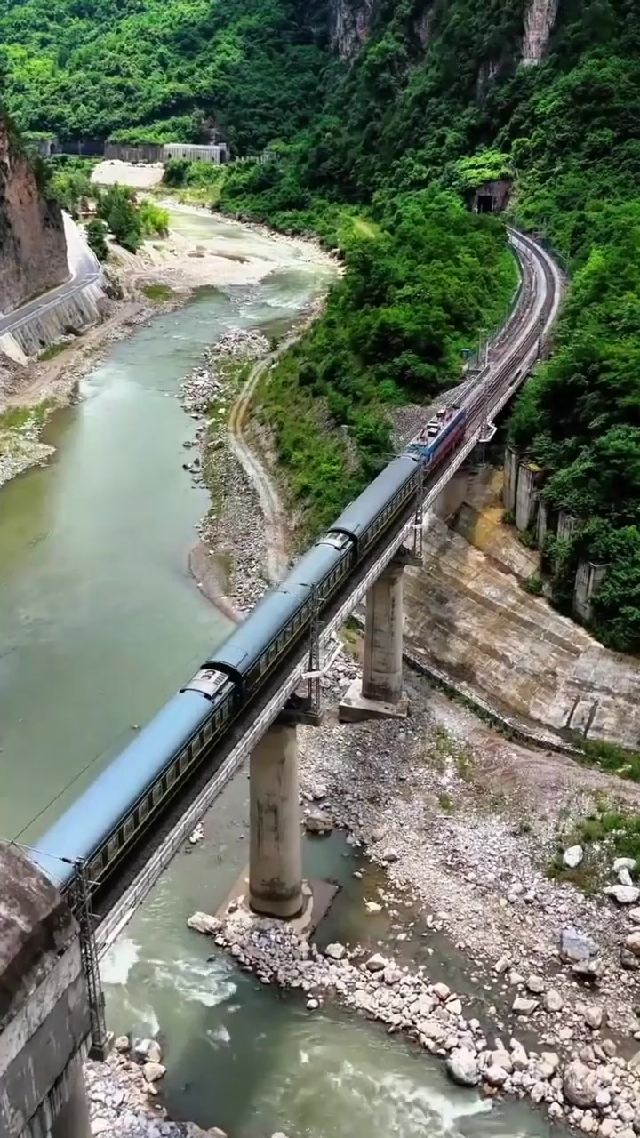 秋季出游,宝成铁路客运列车经过改道后的109隧道大桥;穿山越