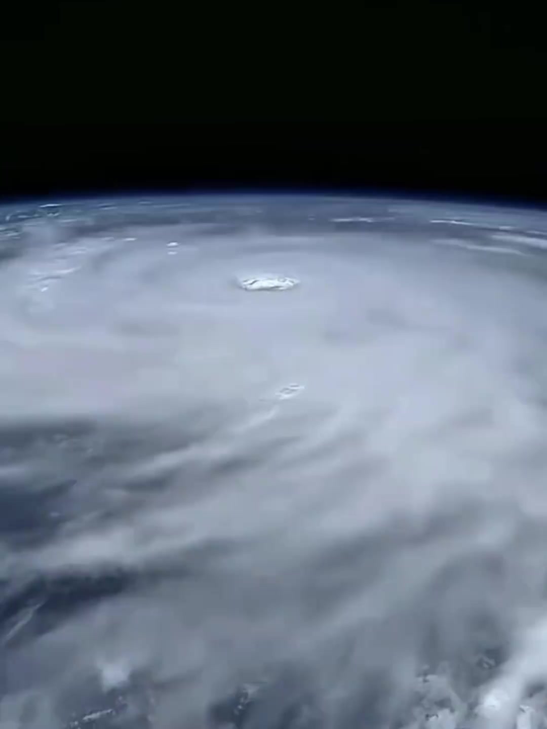 国际空间站飞过超强台风"桦加沙"风眼:巨大白色漩涡翻腾!