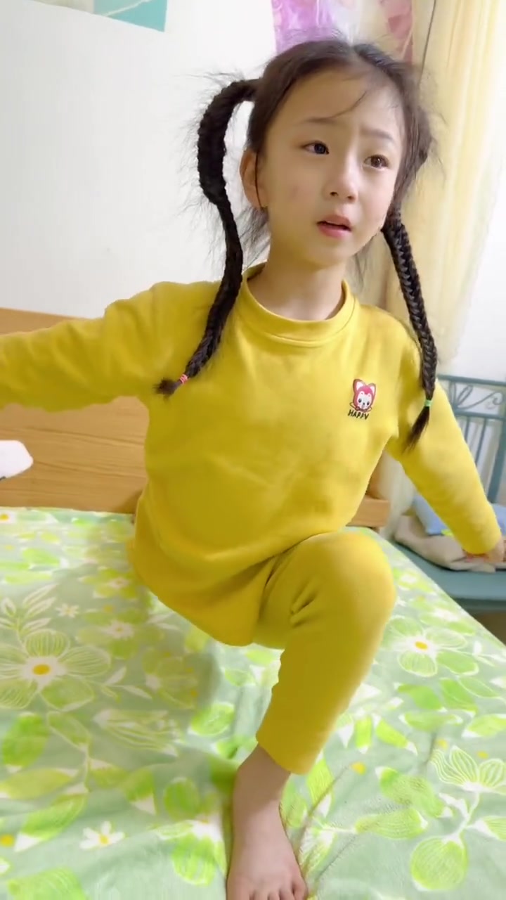 疼得女童光膀子小女孩舞蹈 压腿