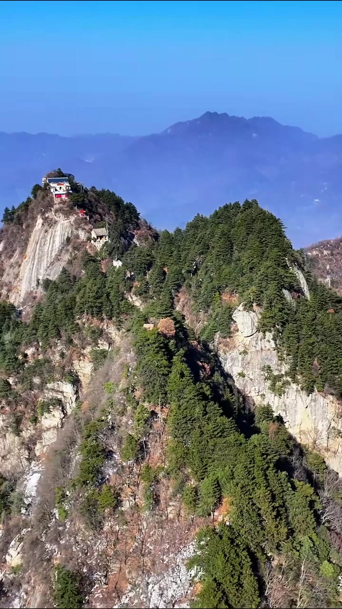 秋季游玩,四季轮回,沣峪口里的东观音山迎来新的游客,踏雪而行