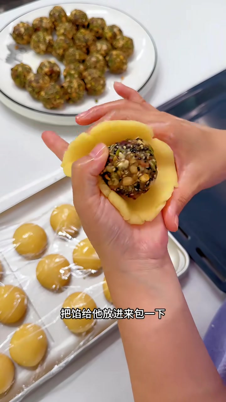 快中秋节了,今天在家做的老式五仁月饼,皮包馅大,外皮酥脆