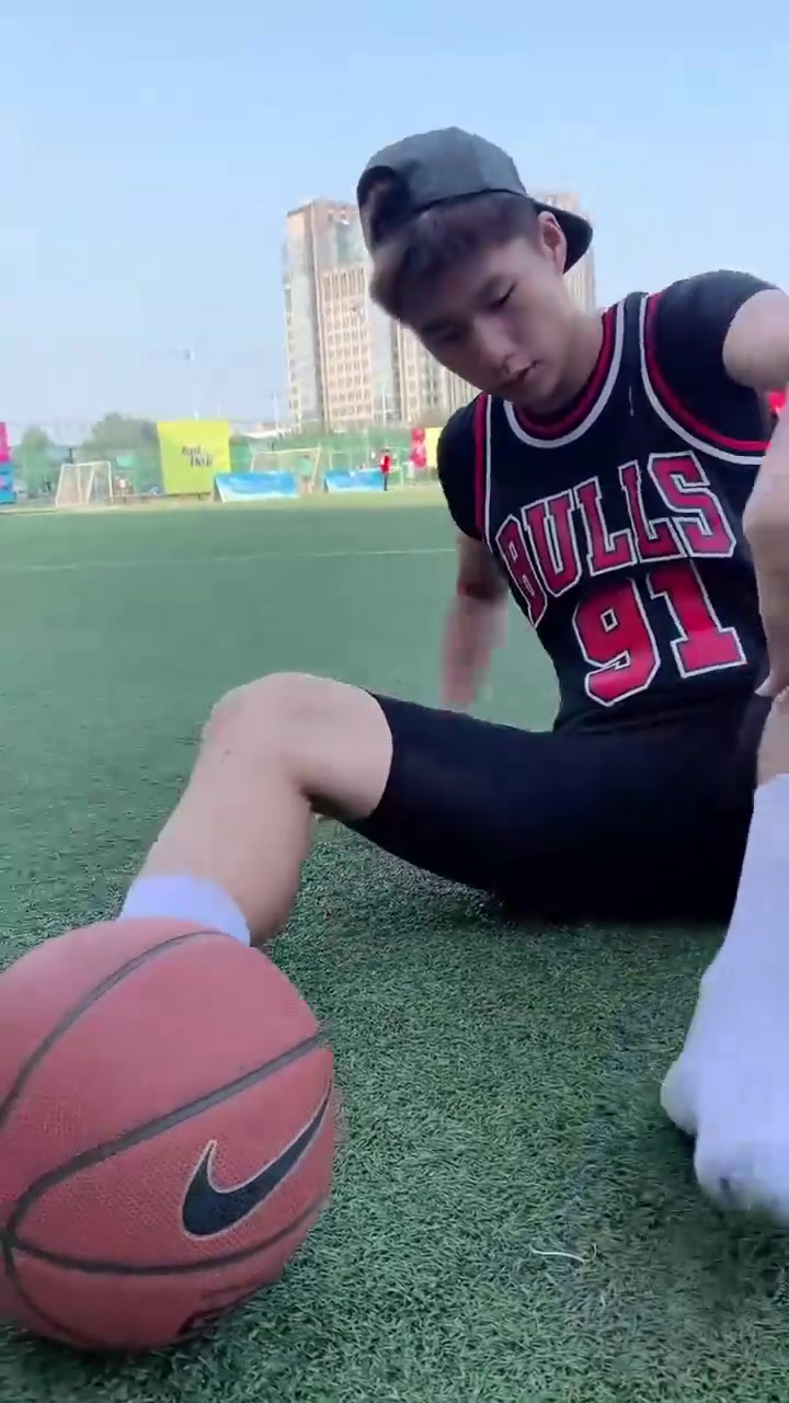 篮球男孩球场上换白袜