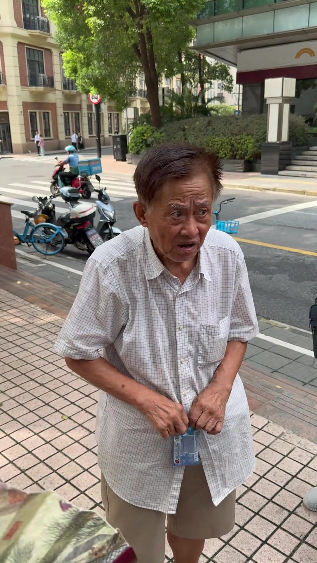 走红后仍从容低调,建工爷叔以平常心长久"圈粉"