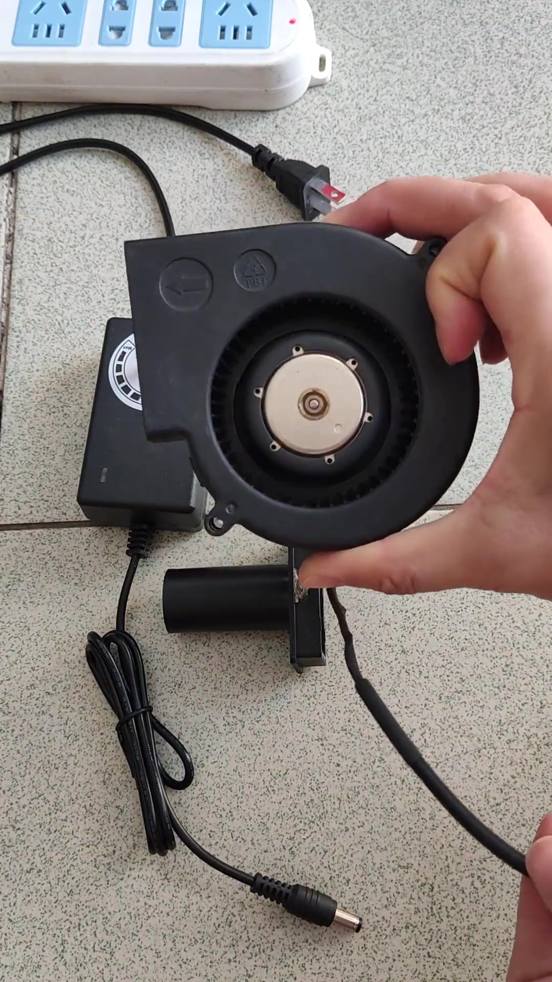 上海首颂获得负压吸附运送设备及套标设备专利凭借鼓风机能在中空腔室内部构成负压