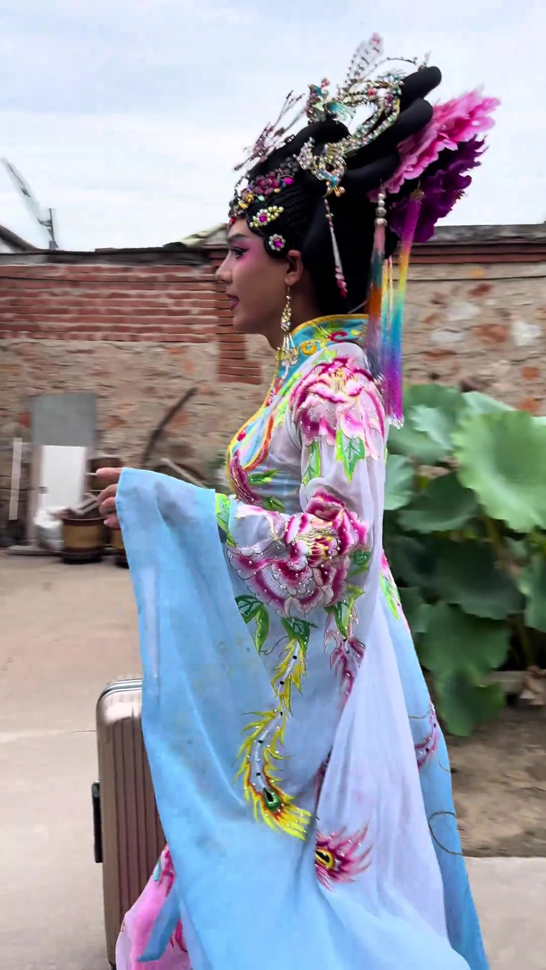 反串演员演出遭质疑,称工作光明正大不丢人