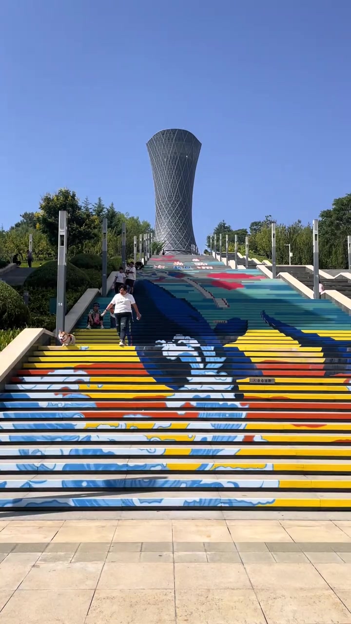 焕然一新的福莱山公园彩绘阶梯,增加了童趣,又有了海洋特色