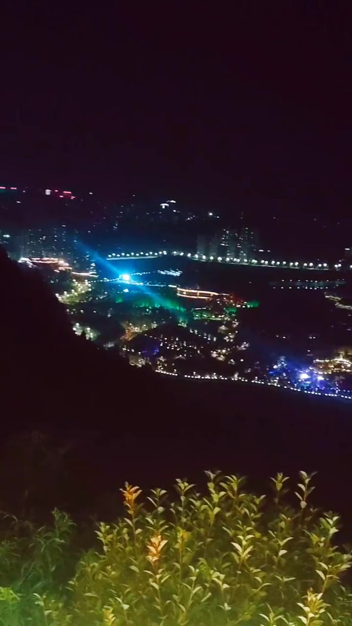 来凤凰山乘凉赏夜景,说不定还能邂逅一场恋爱