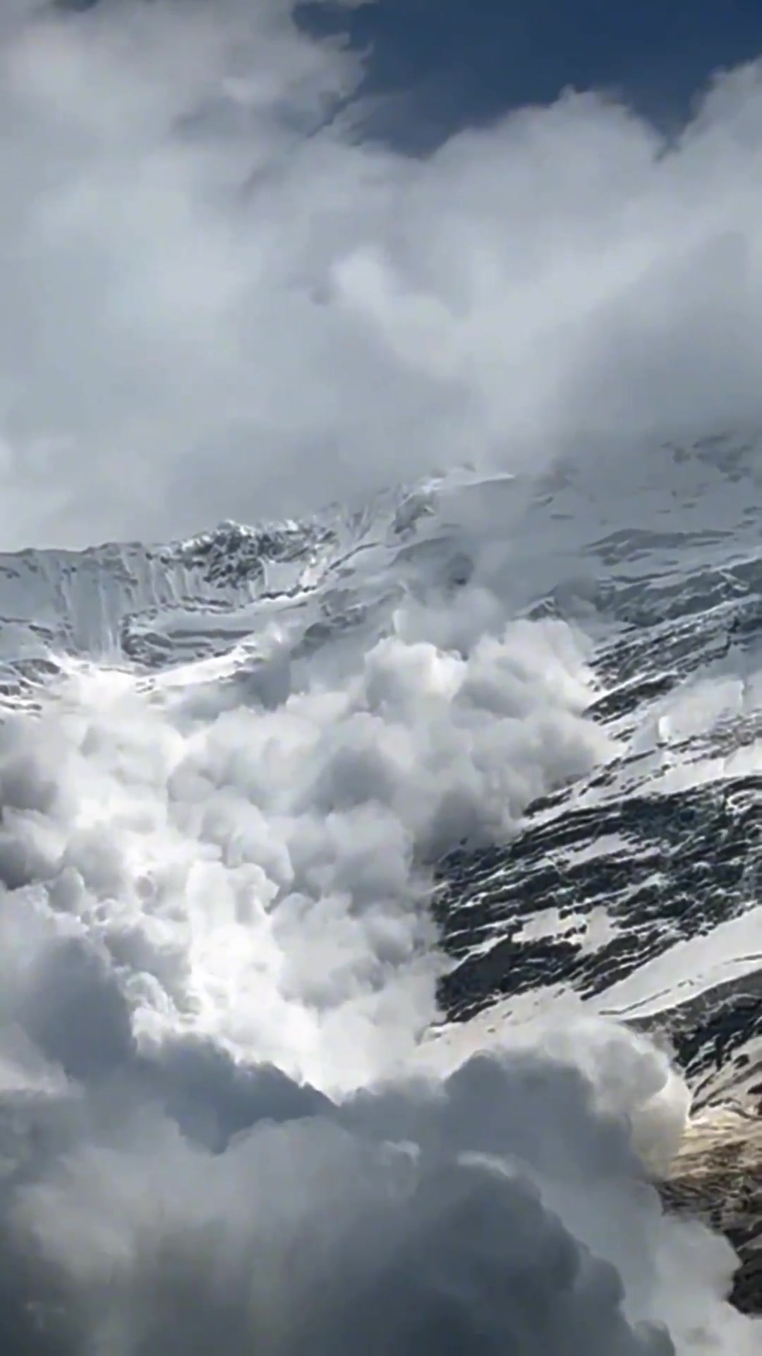 一起享受噢依塔克风景区雪崩壮观场面