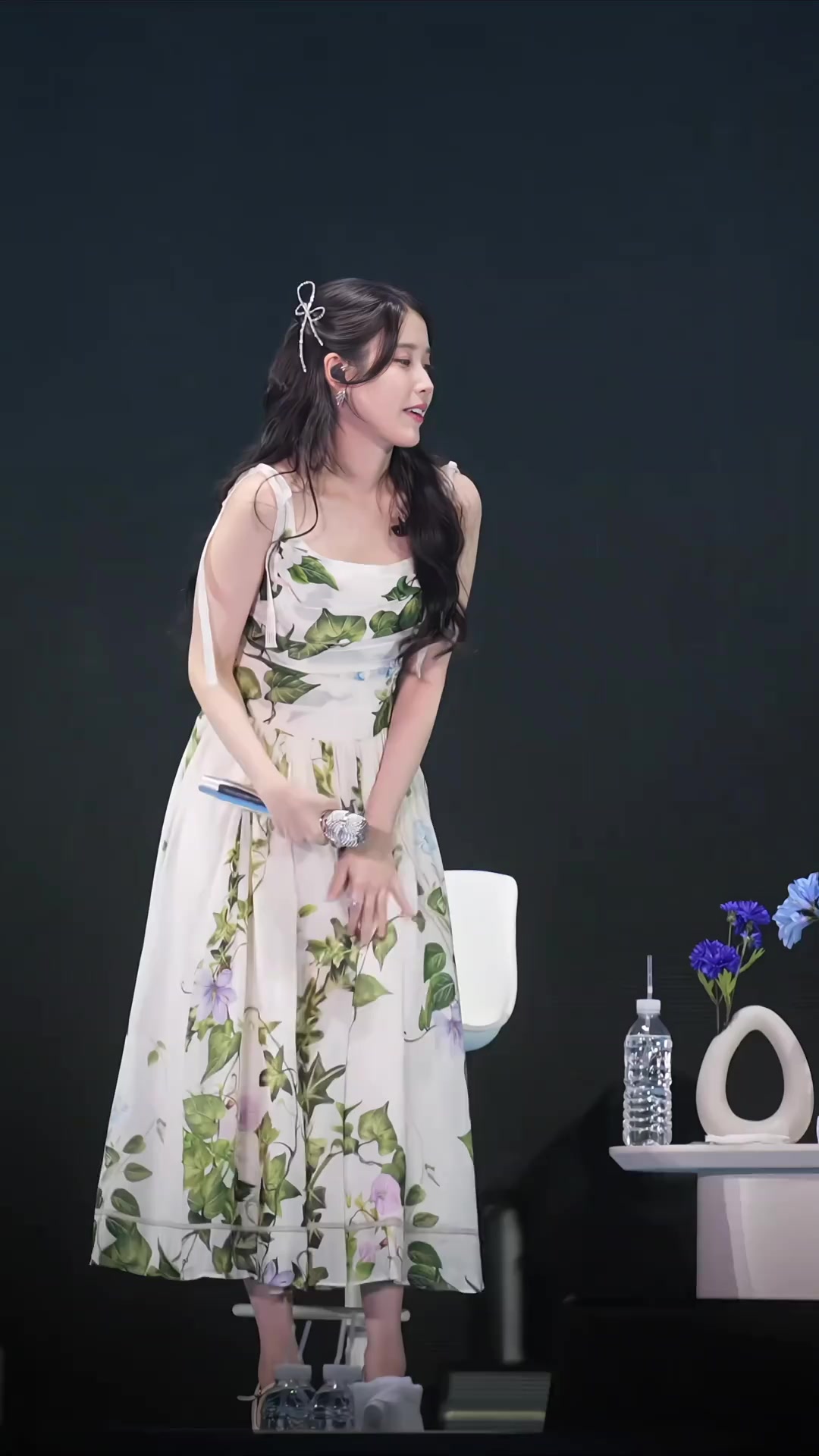 iu穿碎花裙亮相演出现场,优雅气质太好看