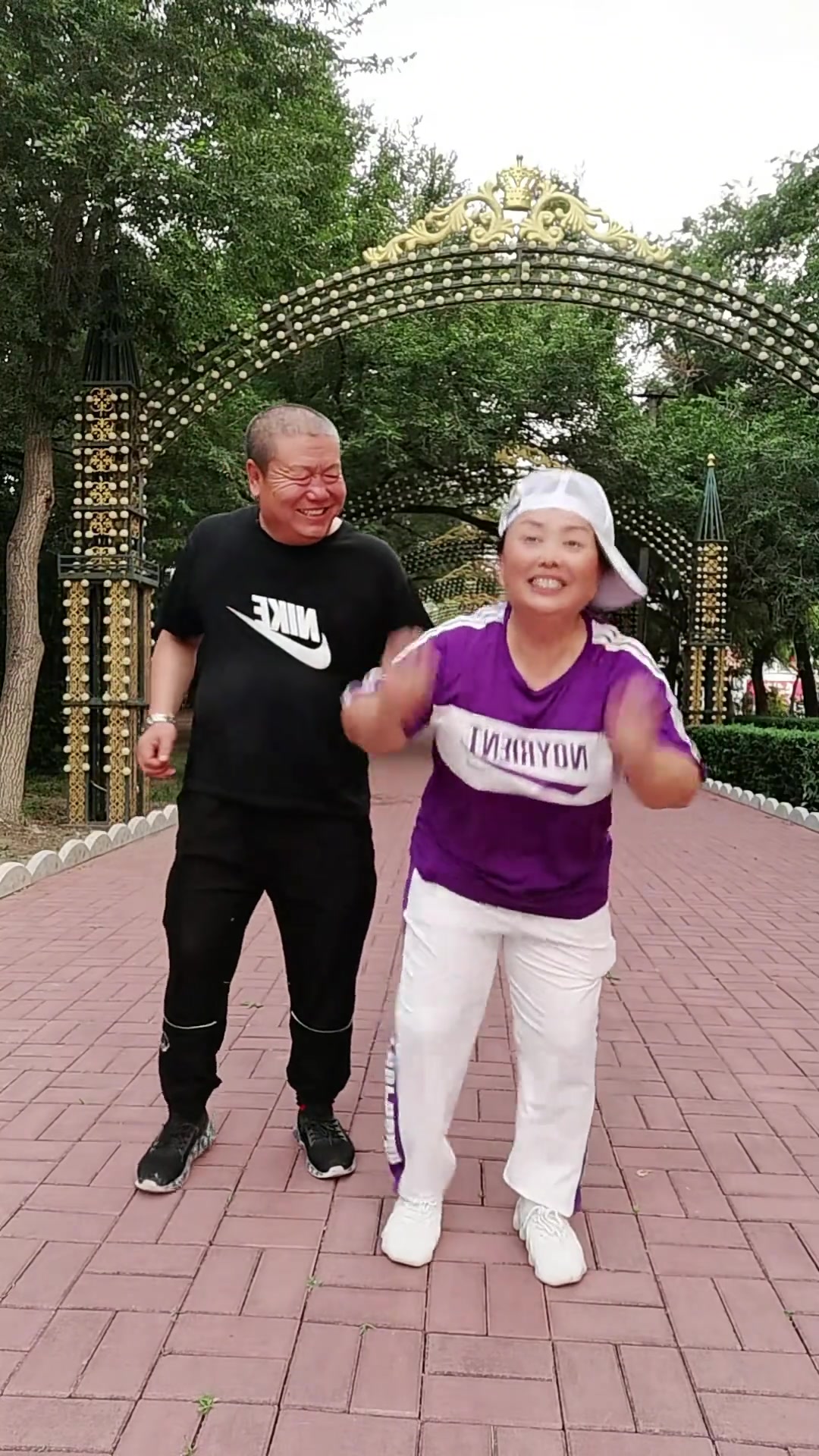 人老心不老,公园嘚瑟一下