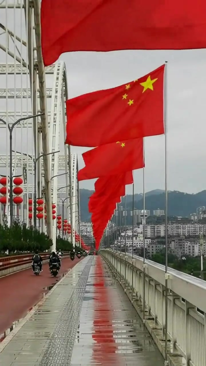 红旗列列随风飘扬,国庆节的氛围感越来越浓了