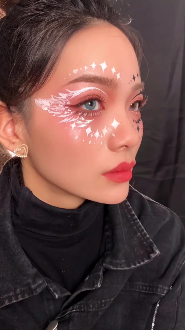 宝子们.要的下大雨也不会晕妆的,彩绘天使眼妆教程来啦