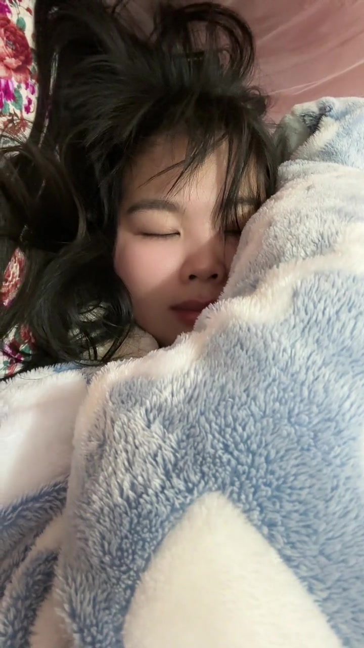 我爸让我去打听,谁家孩子中午还赖床