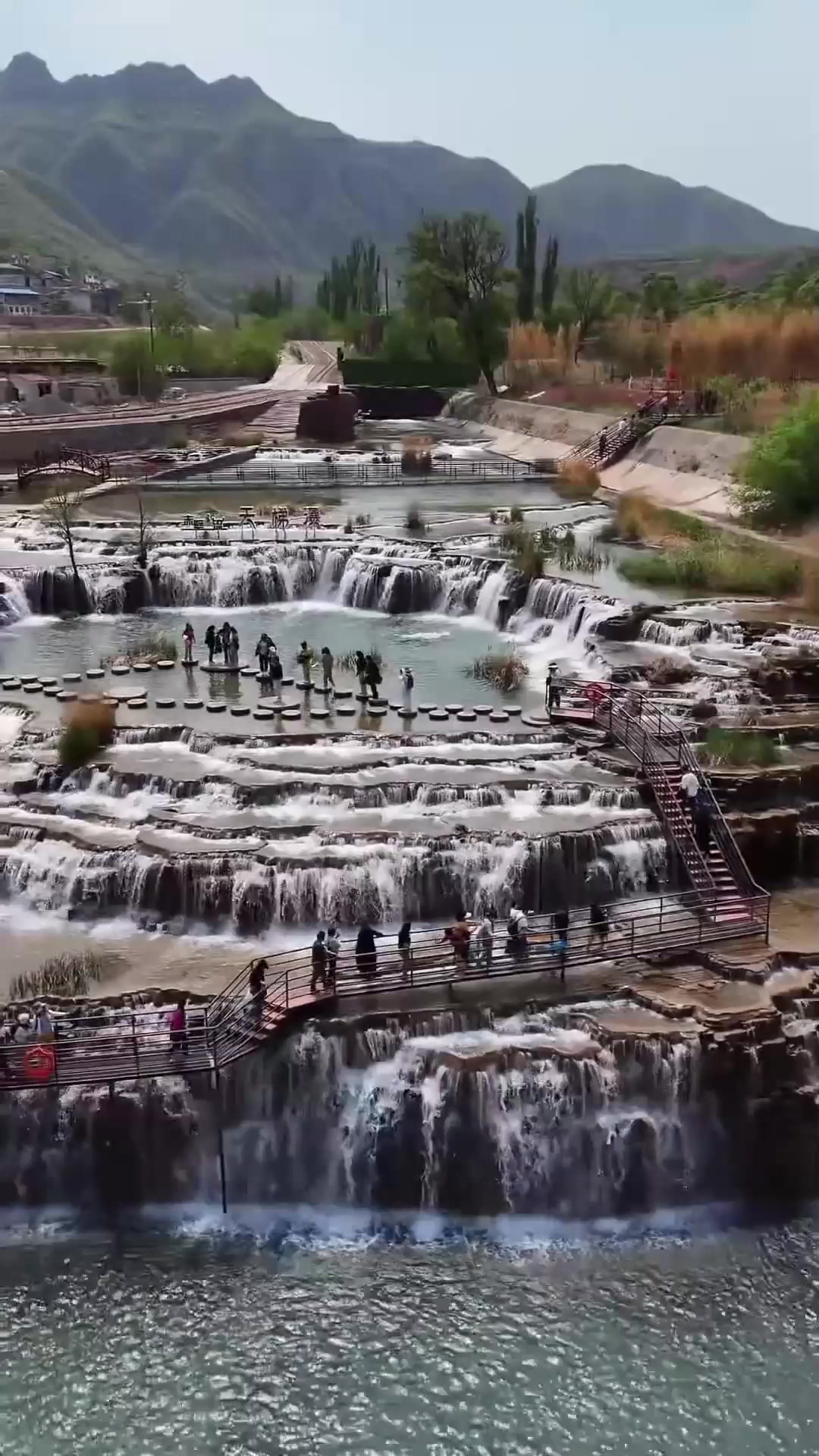 秋季出游,赤壁悬流景区位于山西省长治市平顺县,这里的瀑布气势