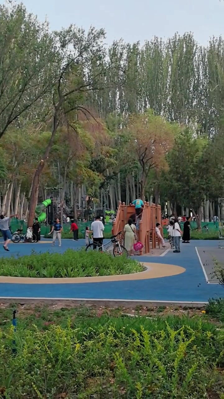 修葺一新的喀什人民公园,成为古城之外又一处人气超旺的好去处