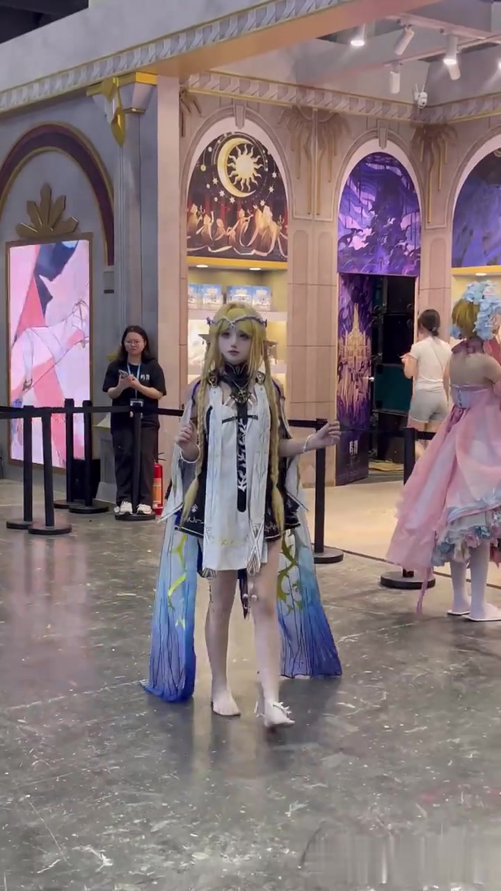 光脚逛漫展就是爽!