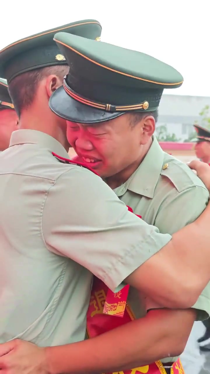 武警重庆总队老兵退役告别仪式落泪