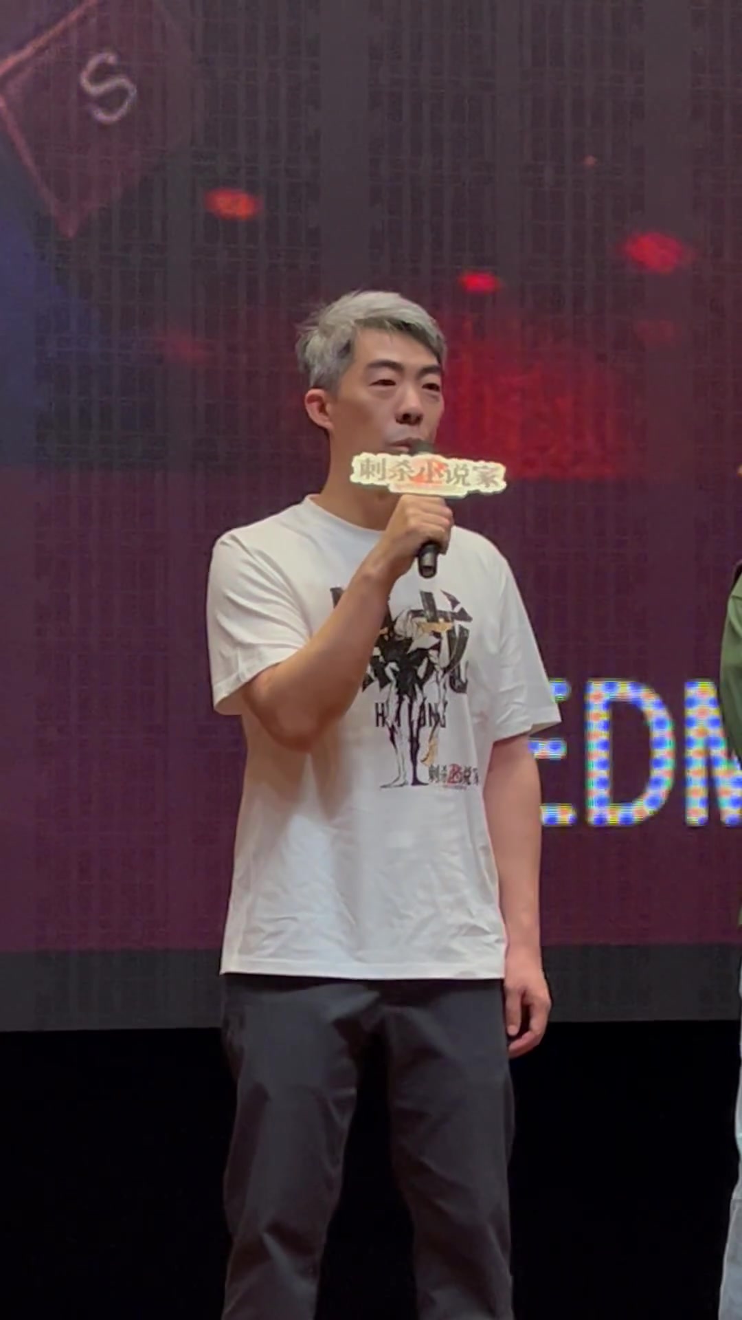 导演 路阳的窝点 现场分享入云龙的"烛龙"的创作细节"烛龙"由多种材料