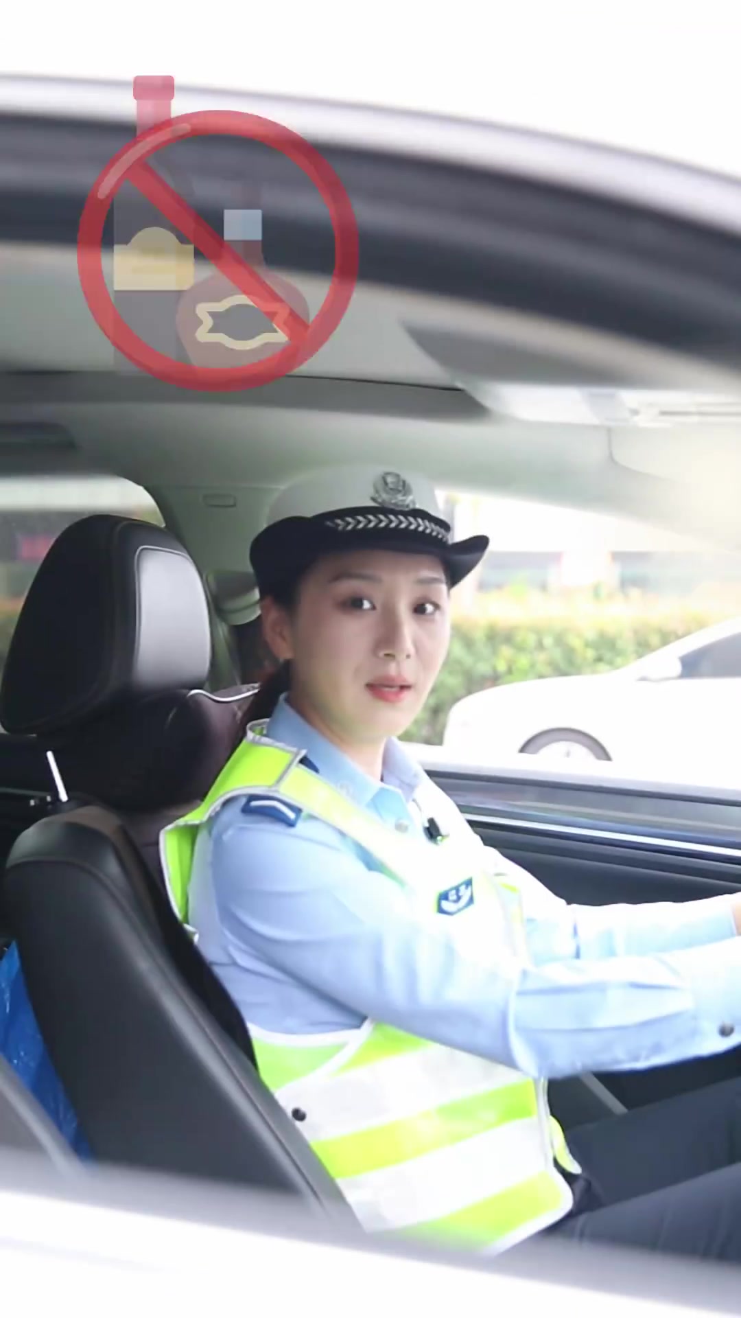 驾驶慎之又慎,文明礼让守凤冈女交警周海虹女交警邹静宇女交警王红霞