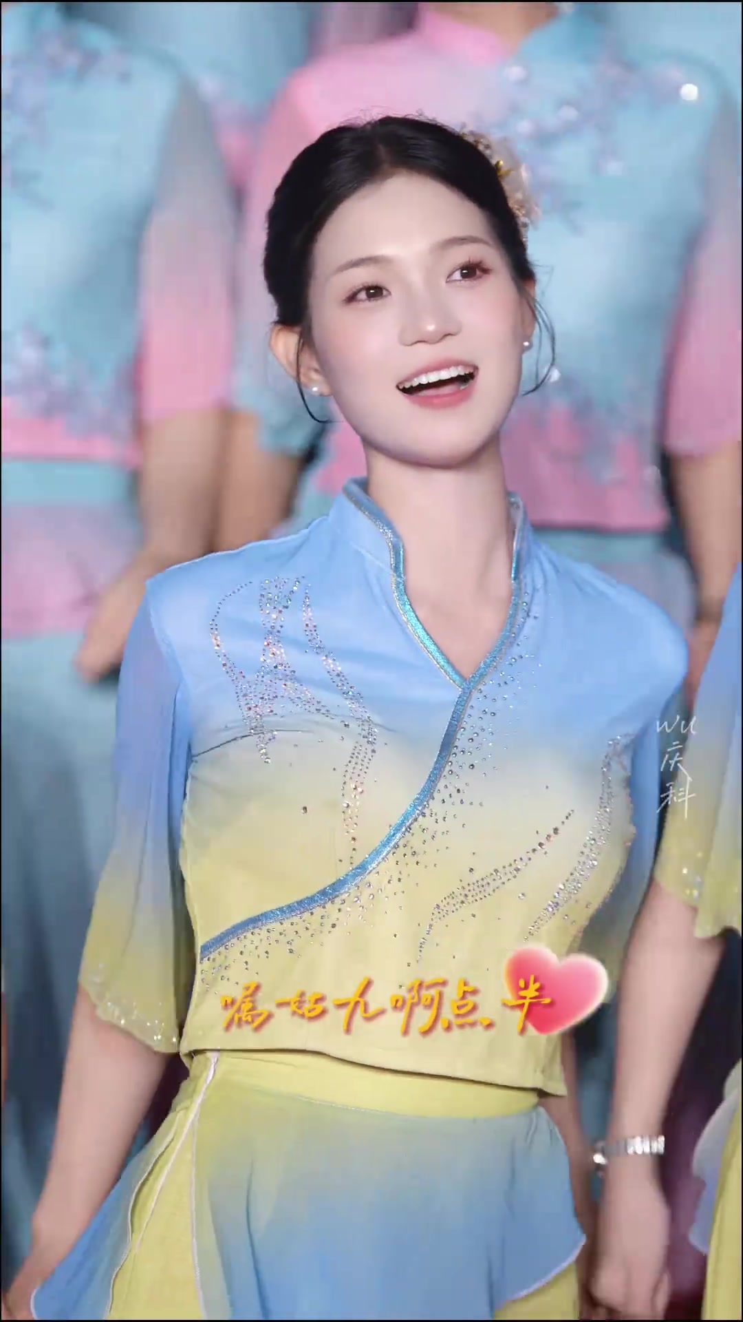 甜度爆表的虎牙妹呲着小尖牙来报道