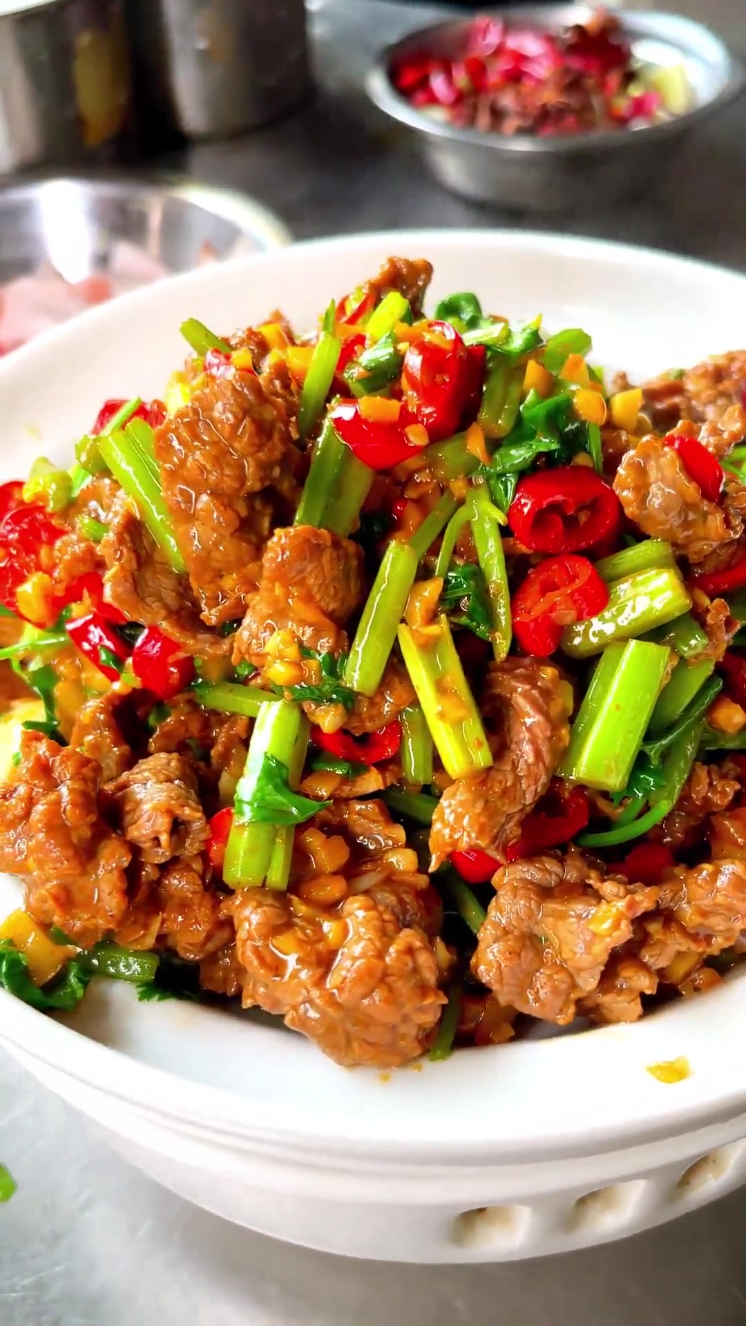 今天教大家做一道香辣开胃的小炒黄牛肉!