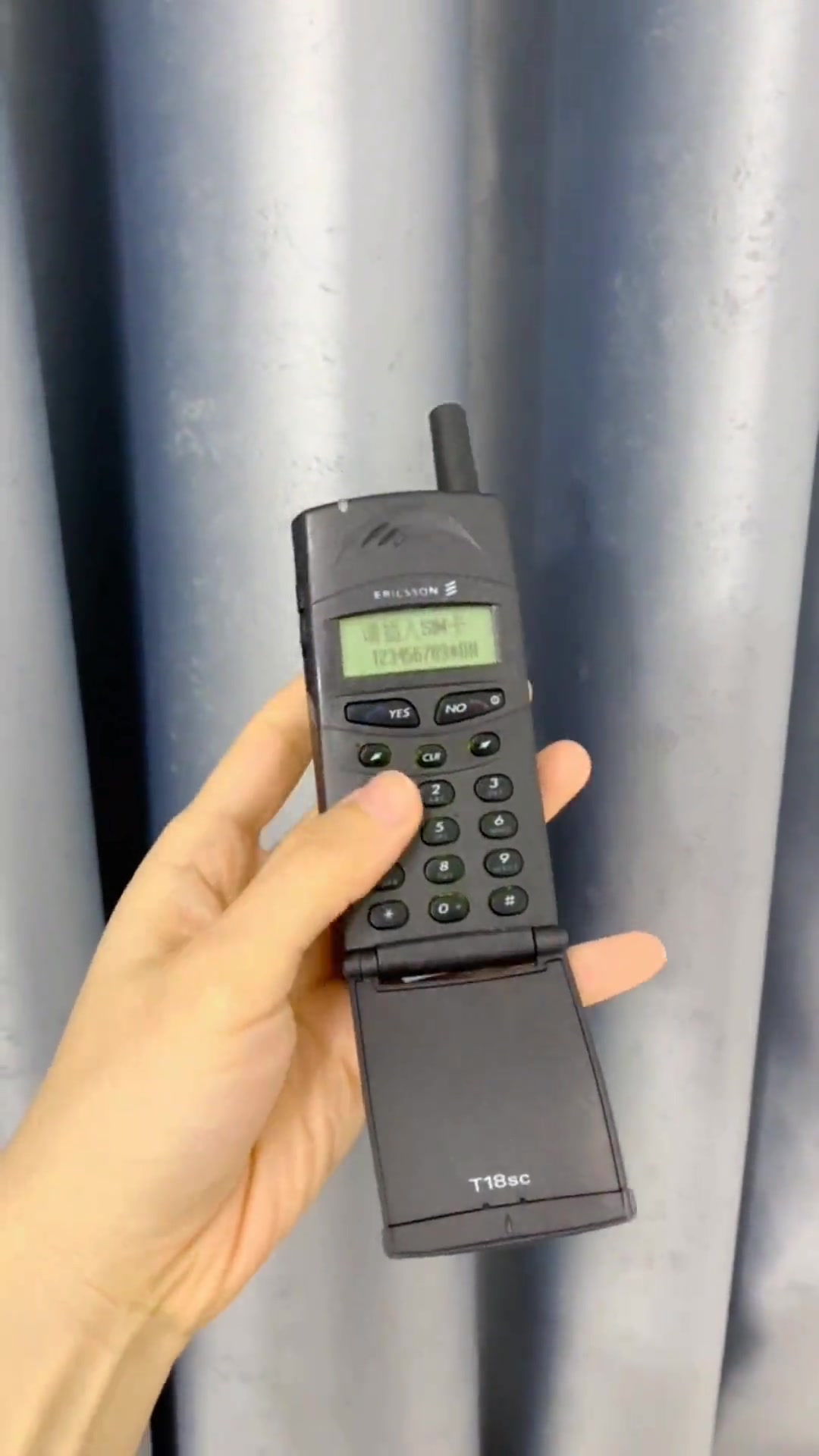 爱立信经典翻盖手机,男士必备黑科技备用机