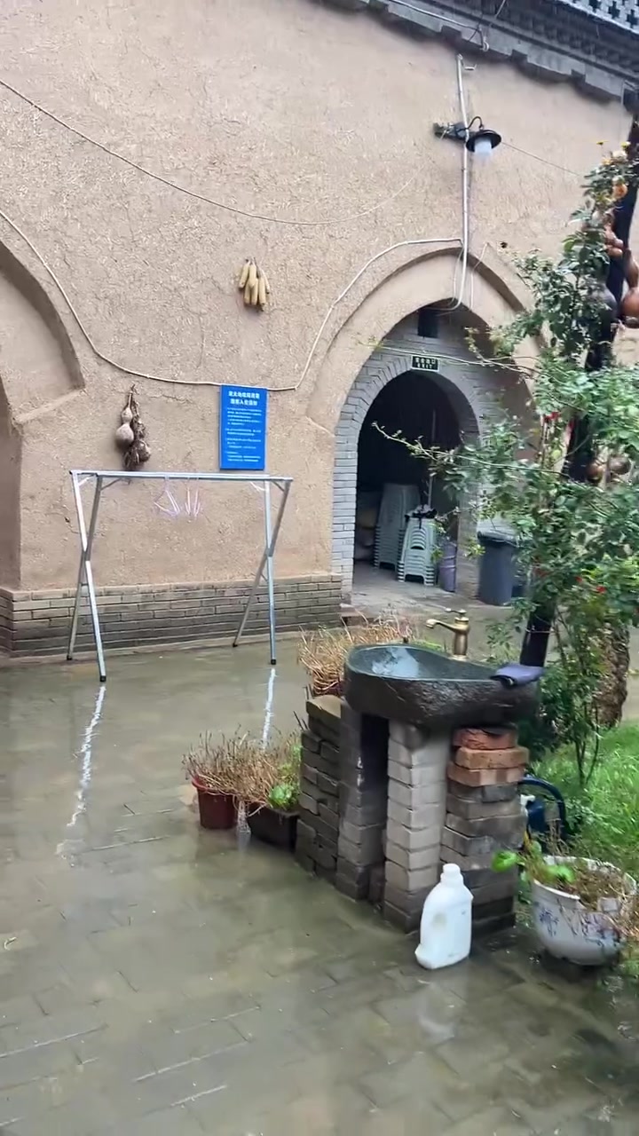 每一个地下房子里都有一口深六到七米的渗水井,下雨的雨水都会流到井