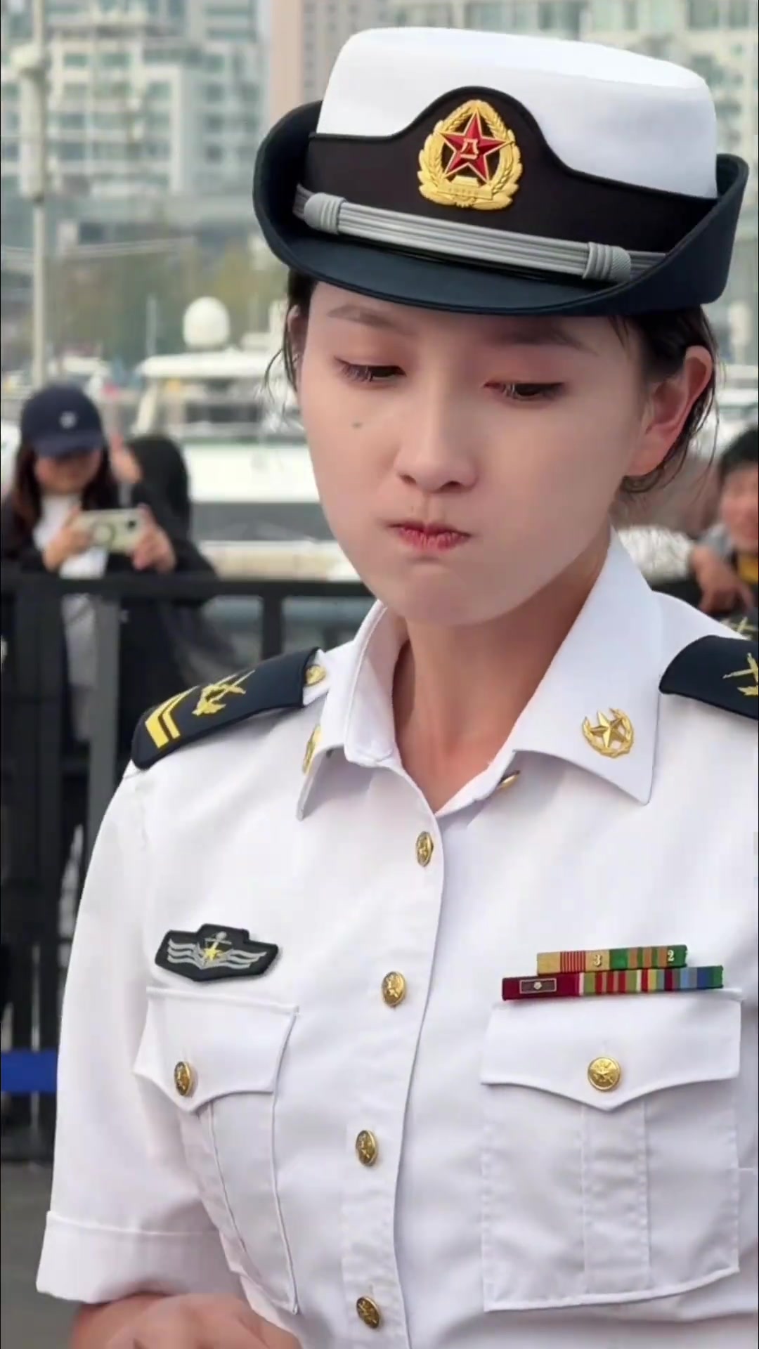 北海舰队海军舰艇开放活动现场颜值与实力并存的芜湖舰海军女兵王茂茂