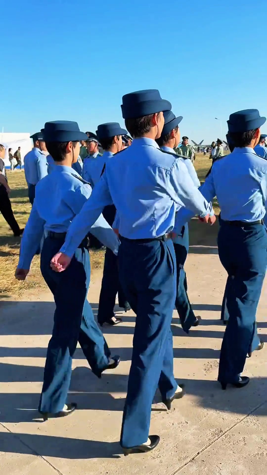 空军部队一杠没星是军官吗,英姿飒爽的女兵走在队伍后面