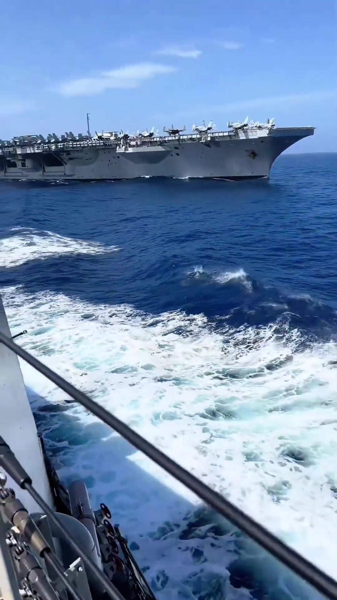 两栖登陆舰海上航行