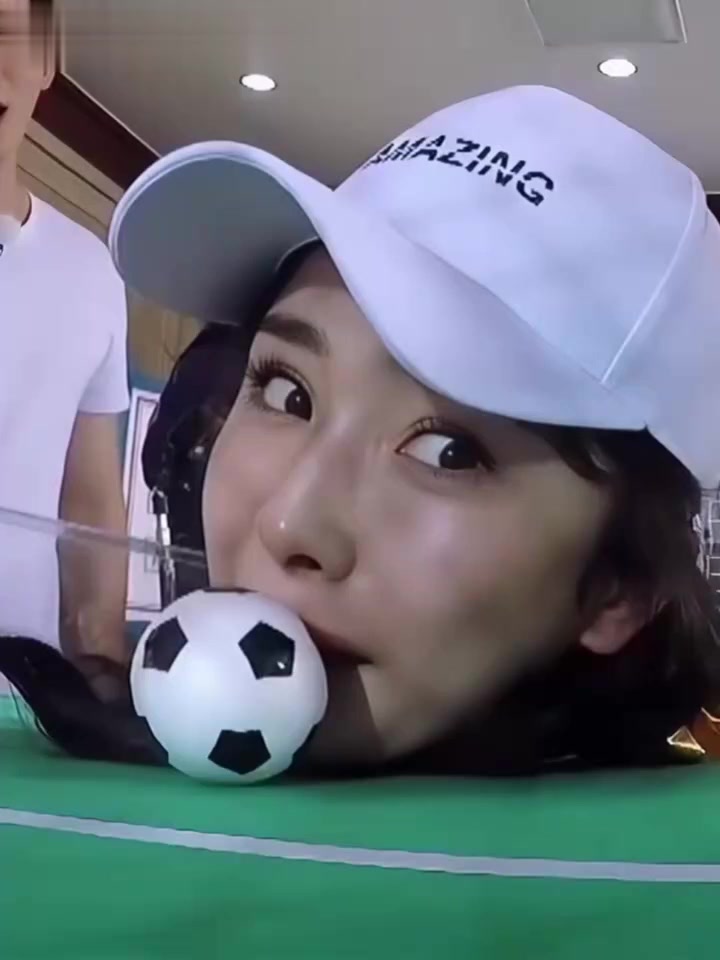 跑男古早视频精剪之杨幂杨颖用嘴玩桌球!