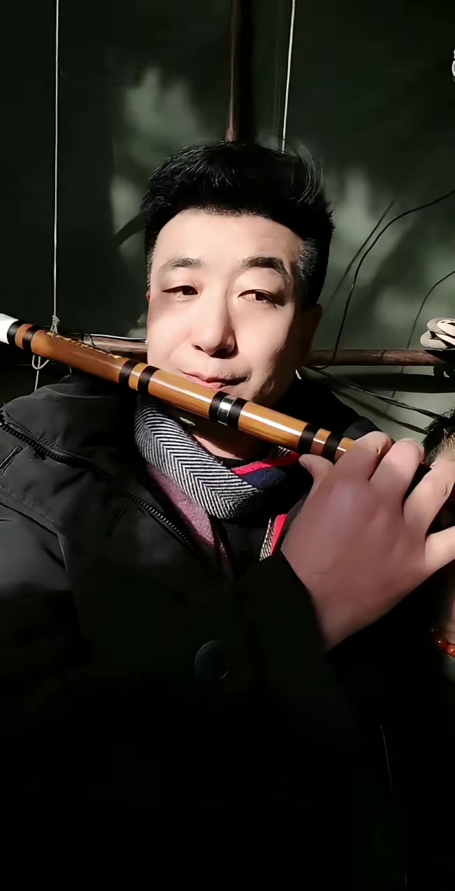 悠然自得地吹笛子!