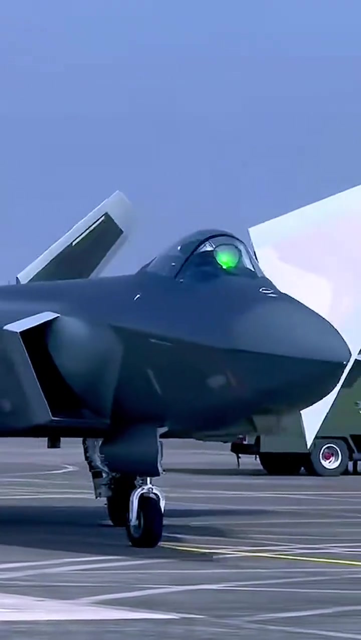 正在准备起飞的歼20战斗机