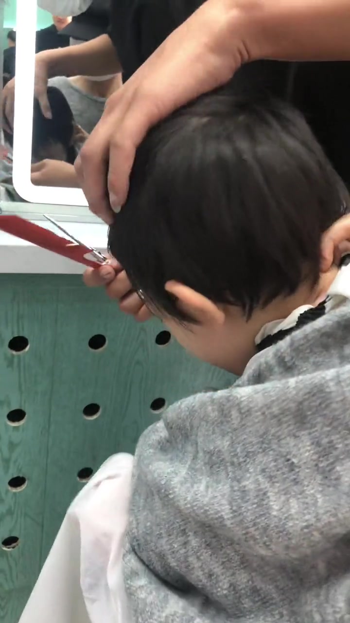 剪发的威廉崩溃痛哭