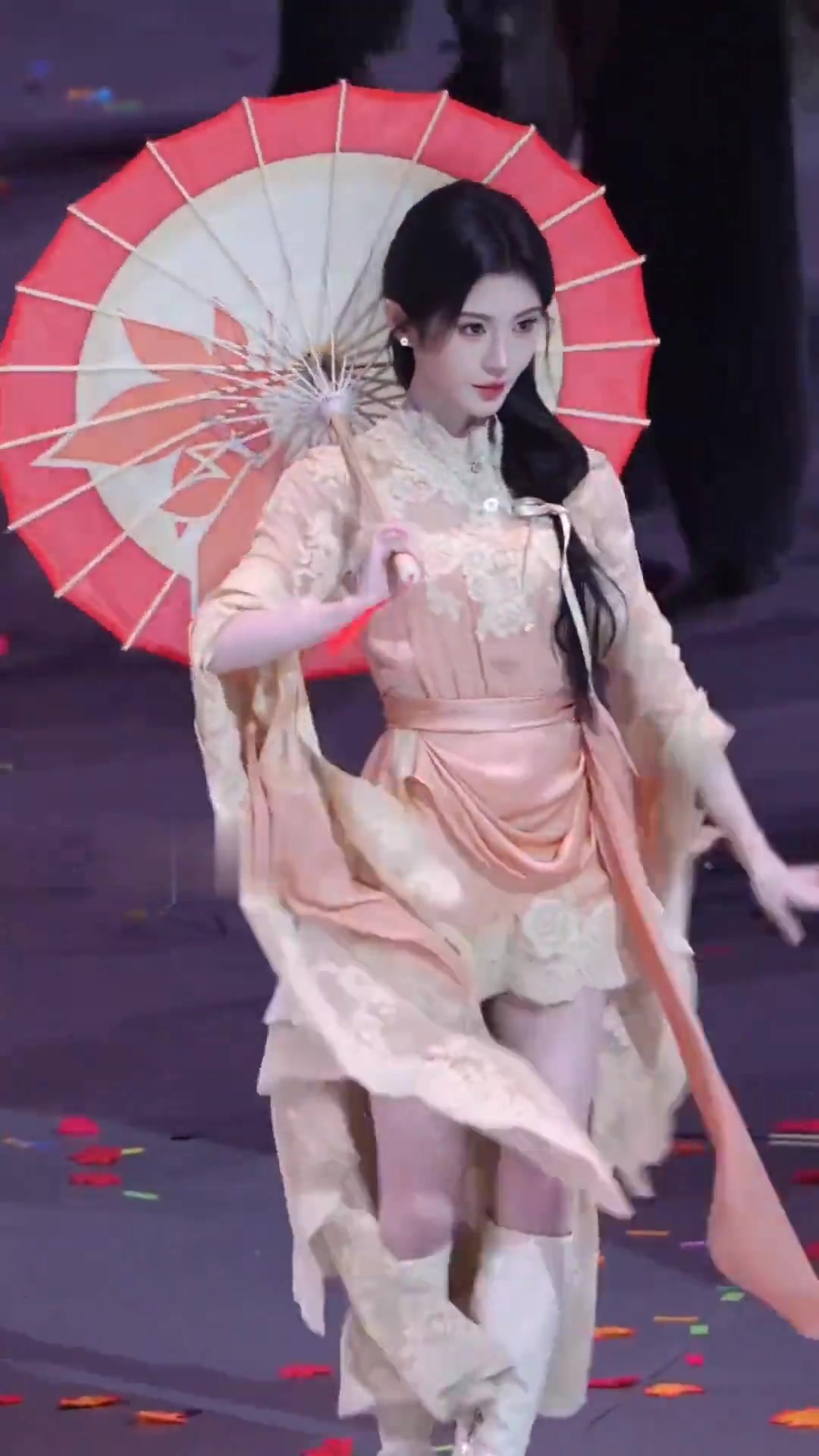 鞠婧祎王者国风舞台表现让人眼前一亮