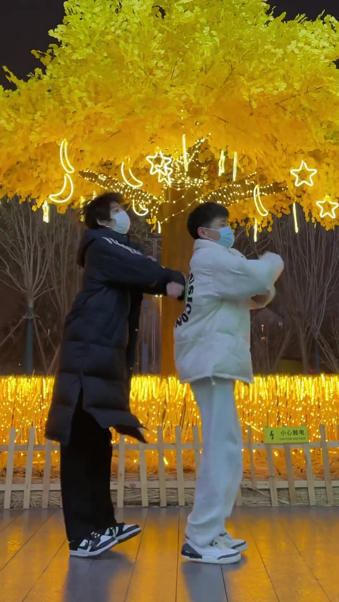 一起来模仿异性的拍照姿势