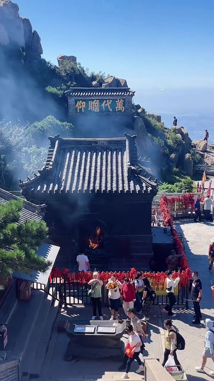 在泰山老奶奶碧霞祠门前