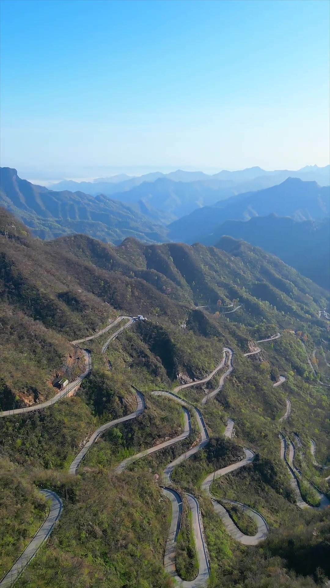 海拔2000米高山上独具特色的界岭路十八盘公路