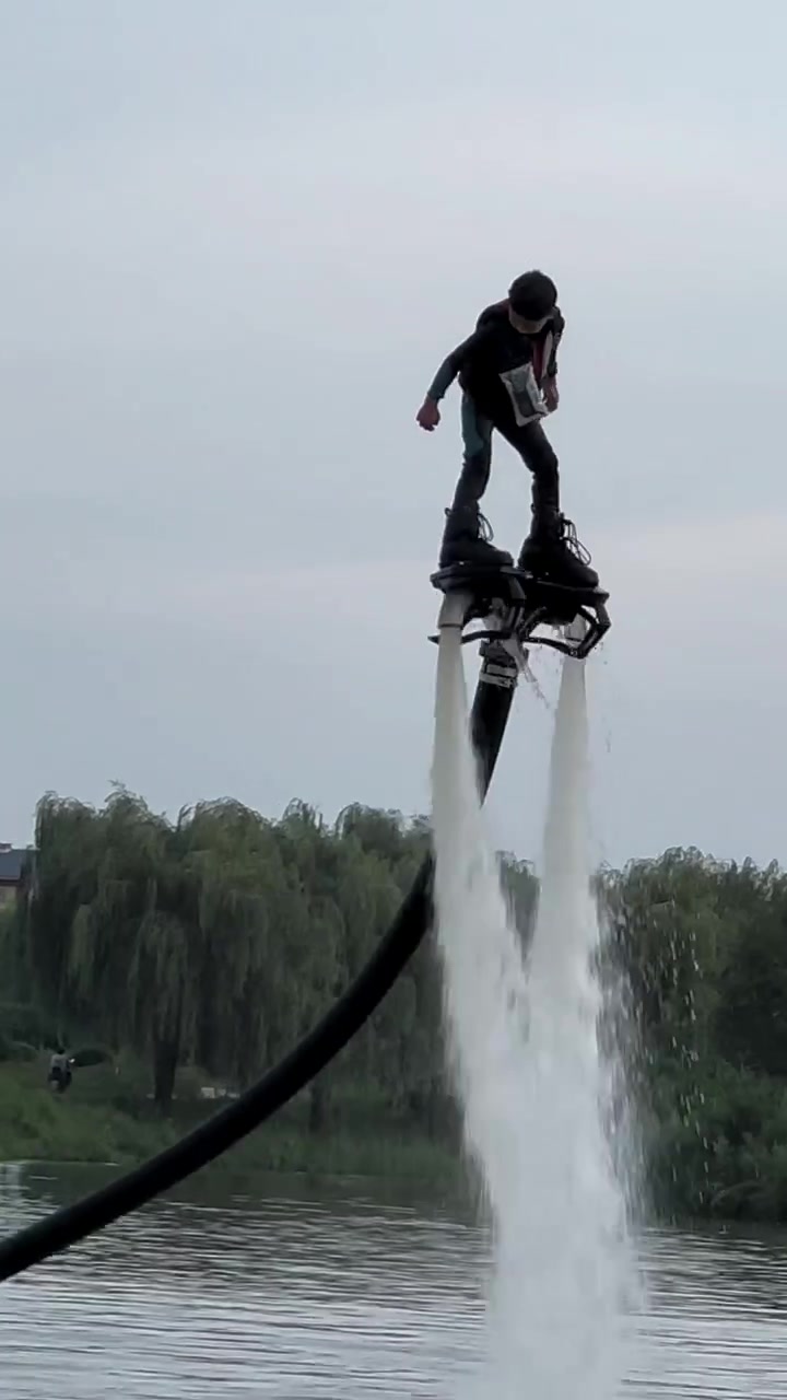 超震撼的水上飞人精彩表演!