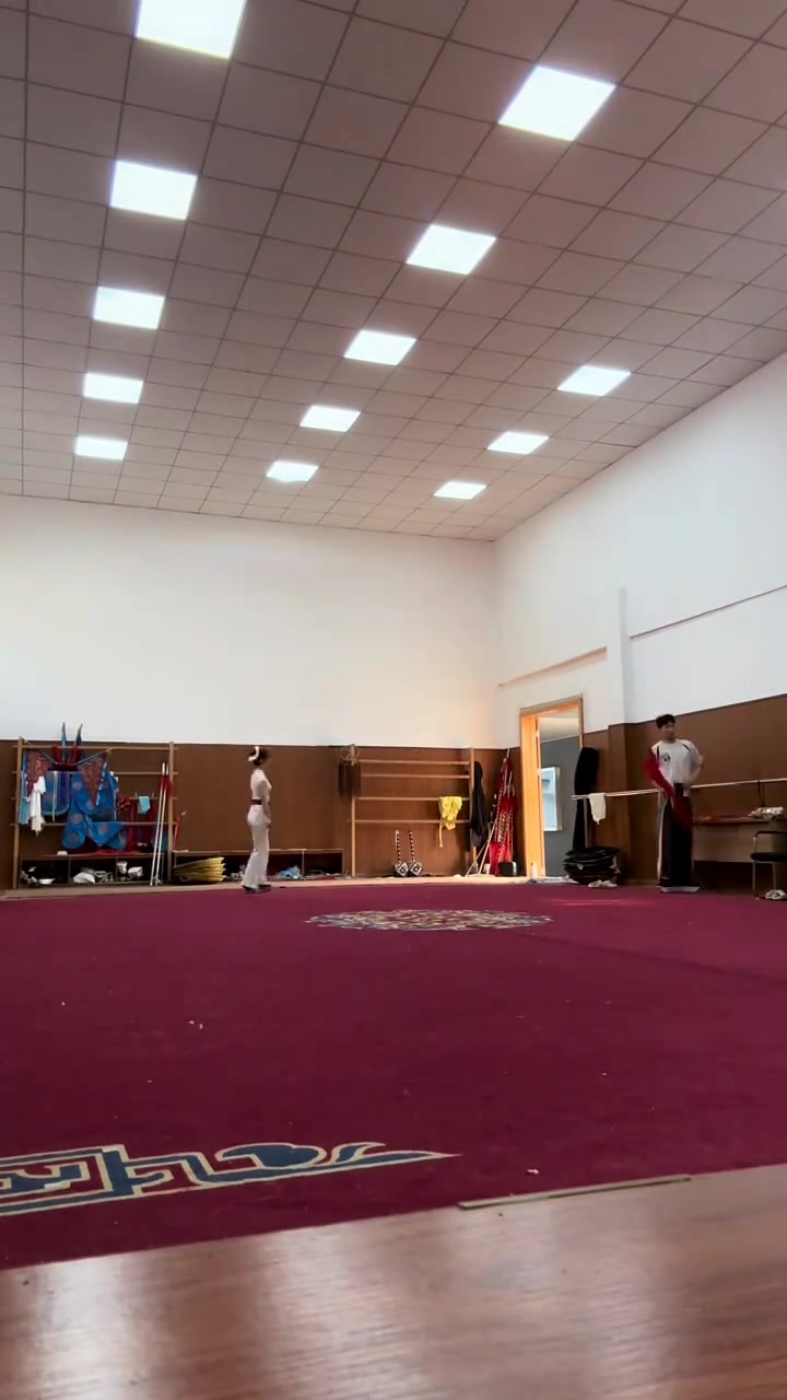 戏曲演员日常训练,让青春和汗水留在练功房,台上一分钟台下十年功