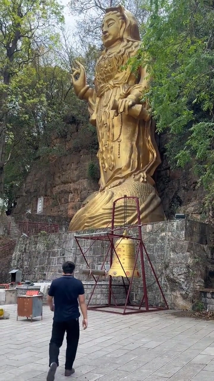 岩泉寺虽然没有陡坡寺历史悠长,但也独具特色