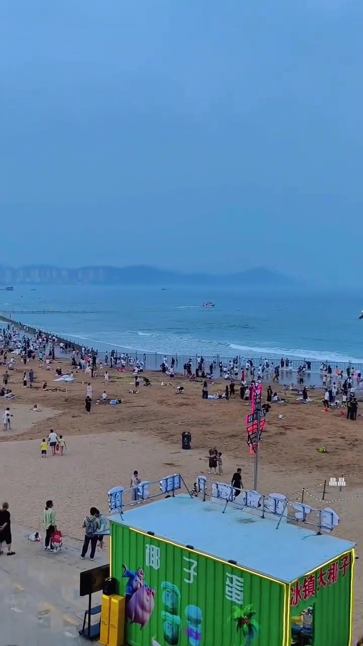 青岛西海岸金沙滩傍晚的氛围感绝了,人山人海太热闹了