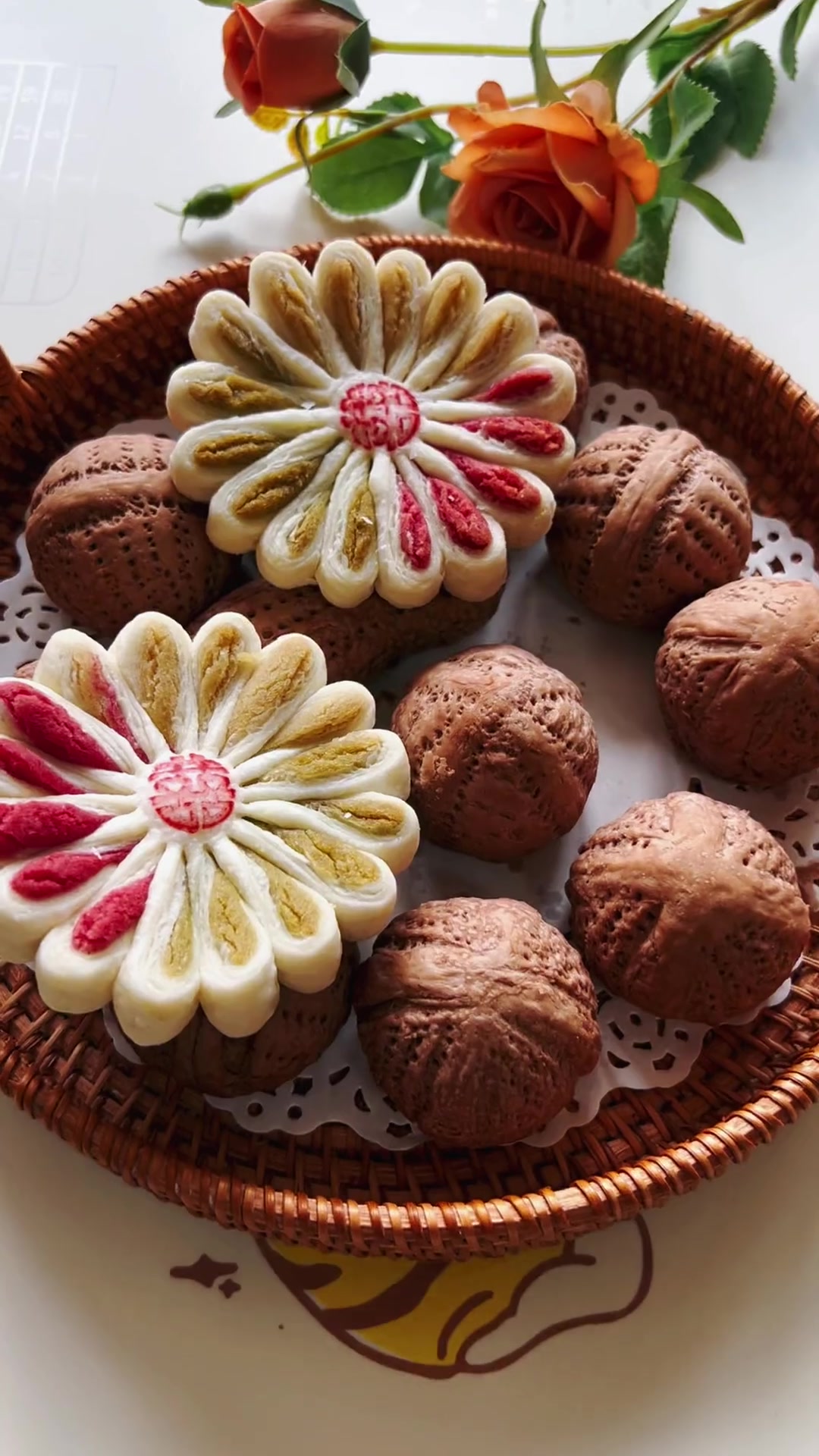 菊花酥:形似菊花,口感酥脆,内馅清甜的中国风糕点