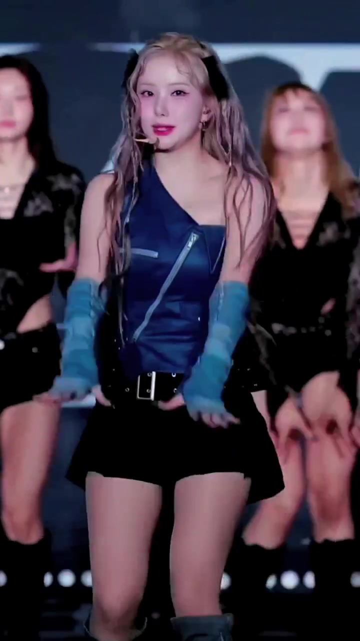 热舞小姐姐穿短裤超飒,这跳舞动作绝了